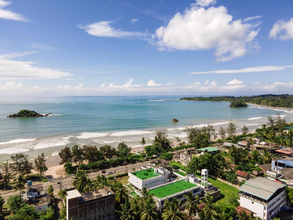 ウェリガマにあるBoutique Villa Bougainvilleaのビーチと海の景色を望めます。