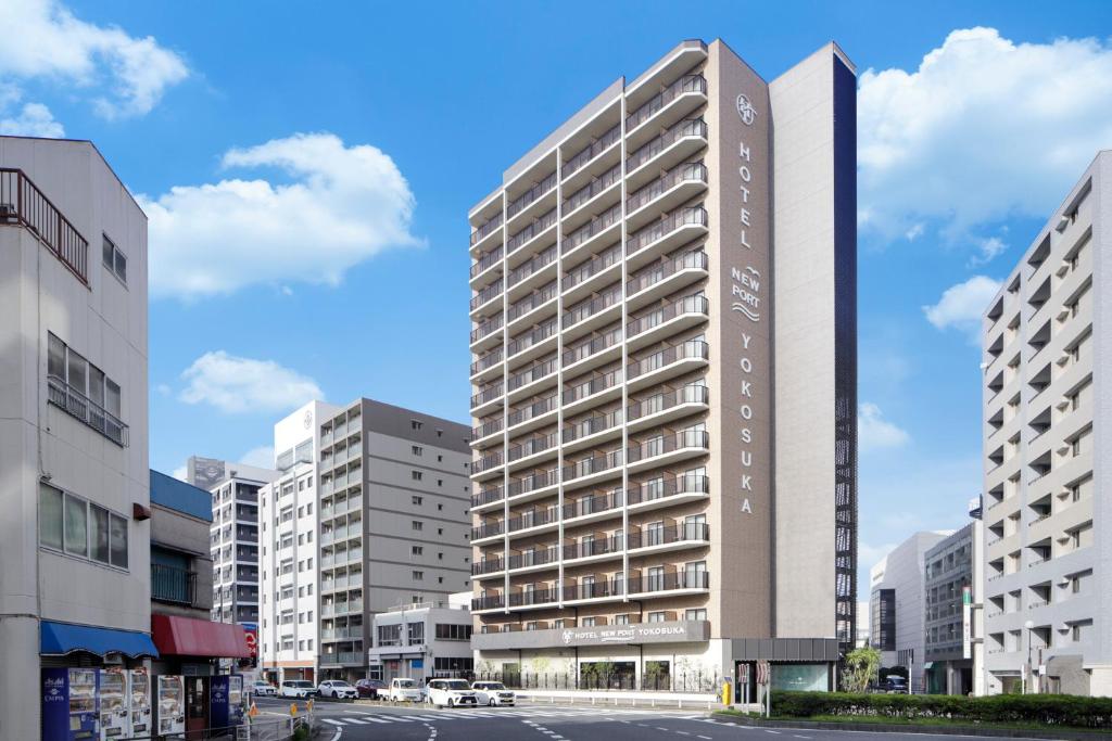 een weergave van een hoog gebouw in een stad bij Hotel New Port Yokosuka in Yokosuka