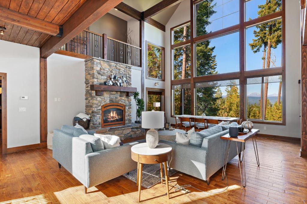 a living room with couches and a fireplace at Trailside Lodge in Cle Elum