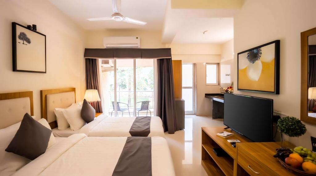 TV a/nebo společenská místnost v ubytování Hotel Reemz Beach Heaven , Anjuna