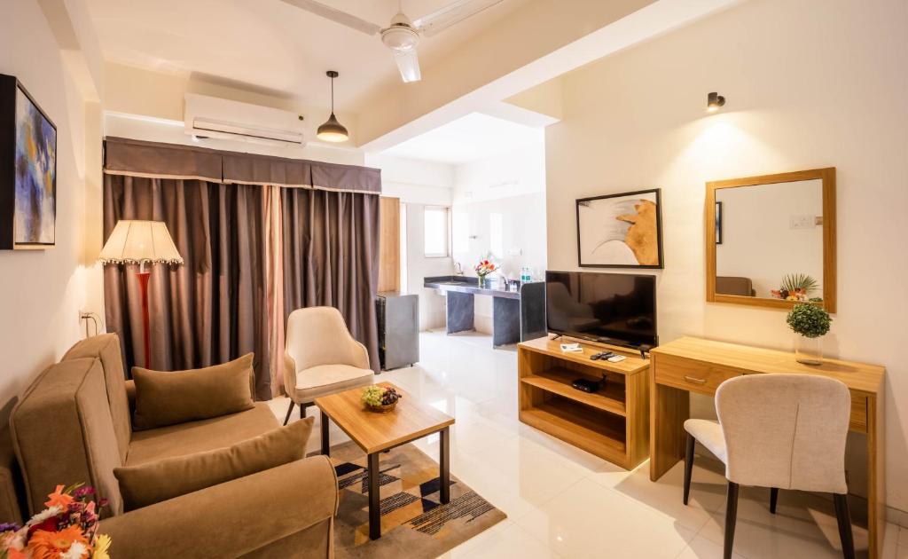 TV a/nebo společenská místnost v ubytování Hotel Reemz Beach Heaven , Anjuna