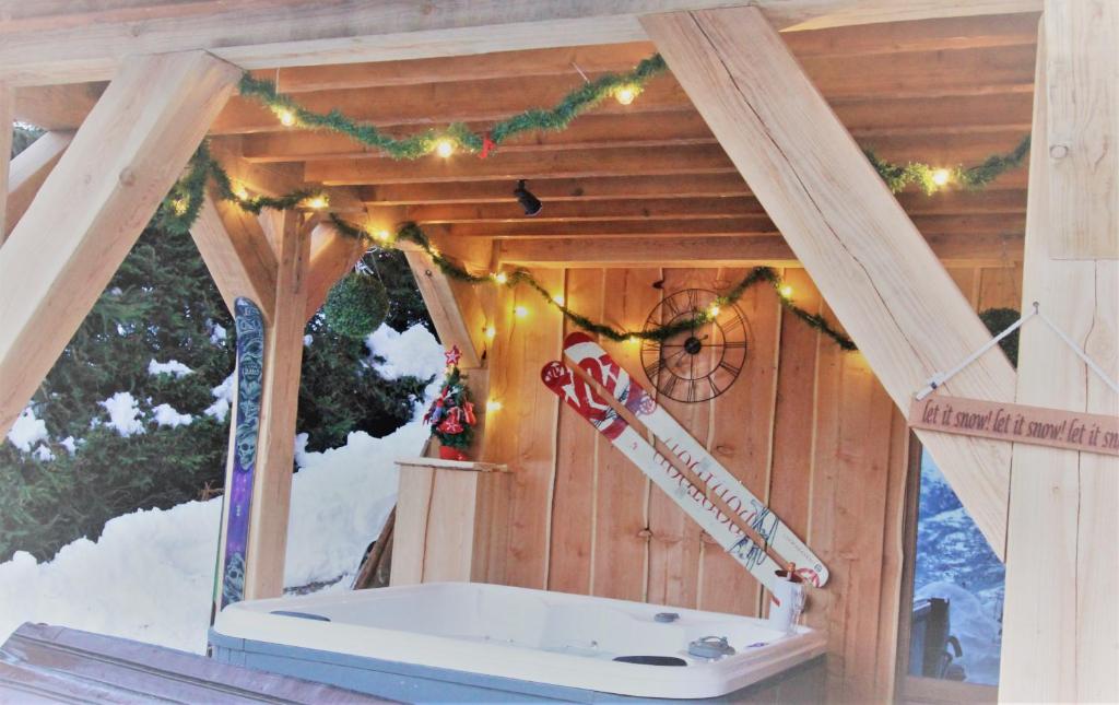 uma sauna com esquis e luzes de Natal em Chalet Miravidi, Montchavin-La Plagne, Jacuzzi & Sauna em Montchavin