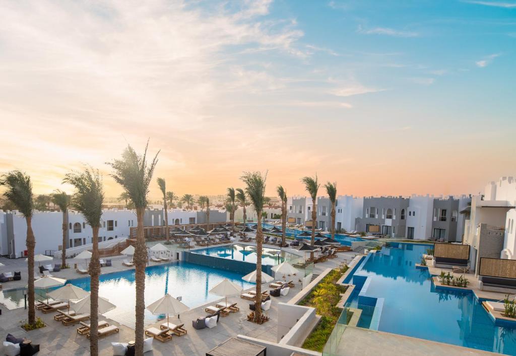 - une vue aérienne sur la piscine du complexe dans l'établissement Sunrise Tucana Resort Grand Select-, à Hurghada