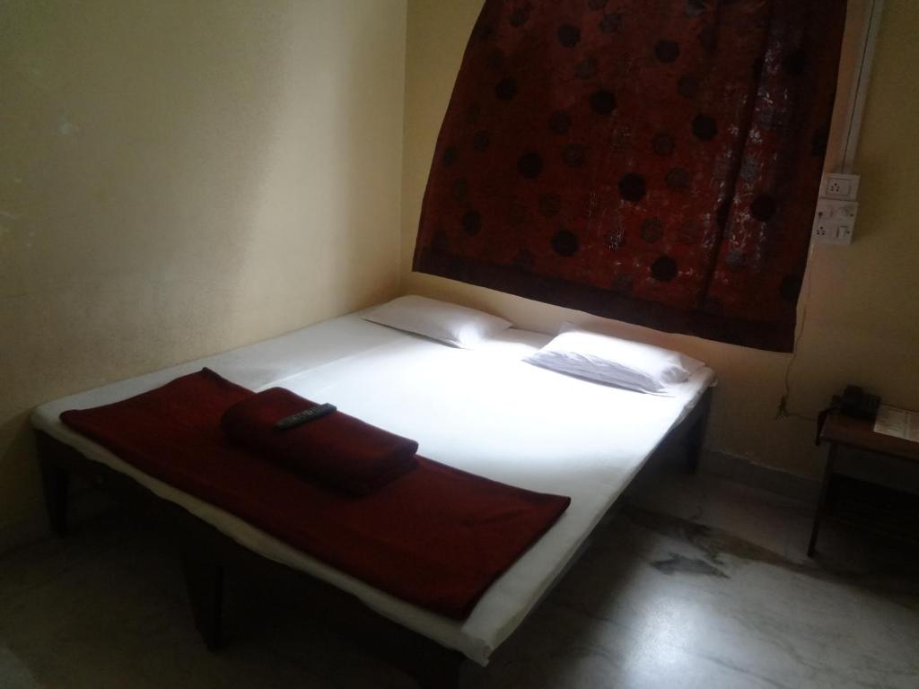 Postel nebo postele na pokoji v ubytování Hotel Rajmandir