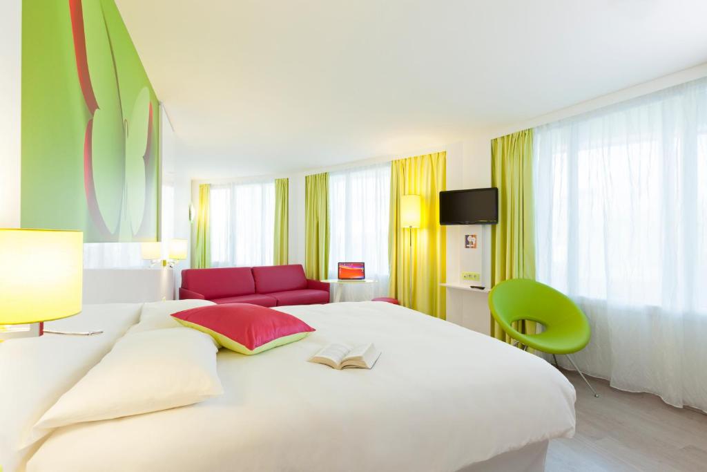 Postel nebo postele na pokoji v ubytování ibis Styles Bordeaux Saint Médard