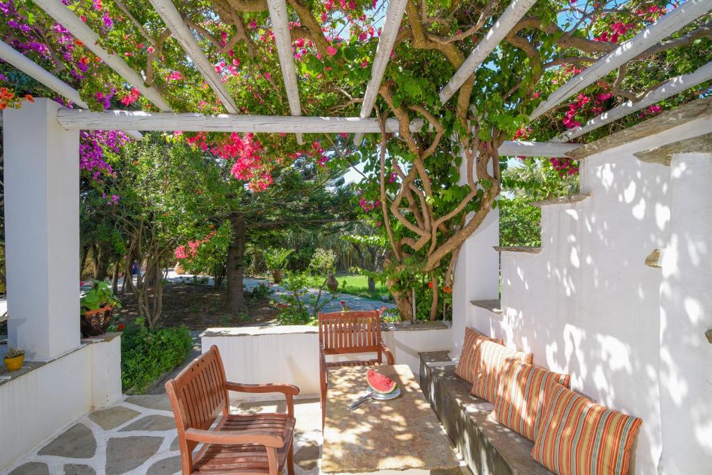 Сад в Golden Beach Studios & Suites