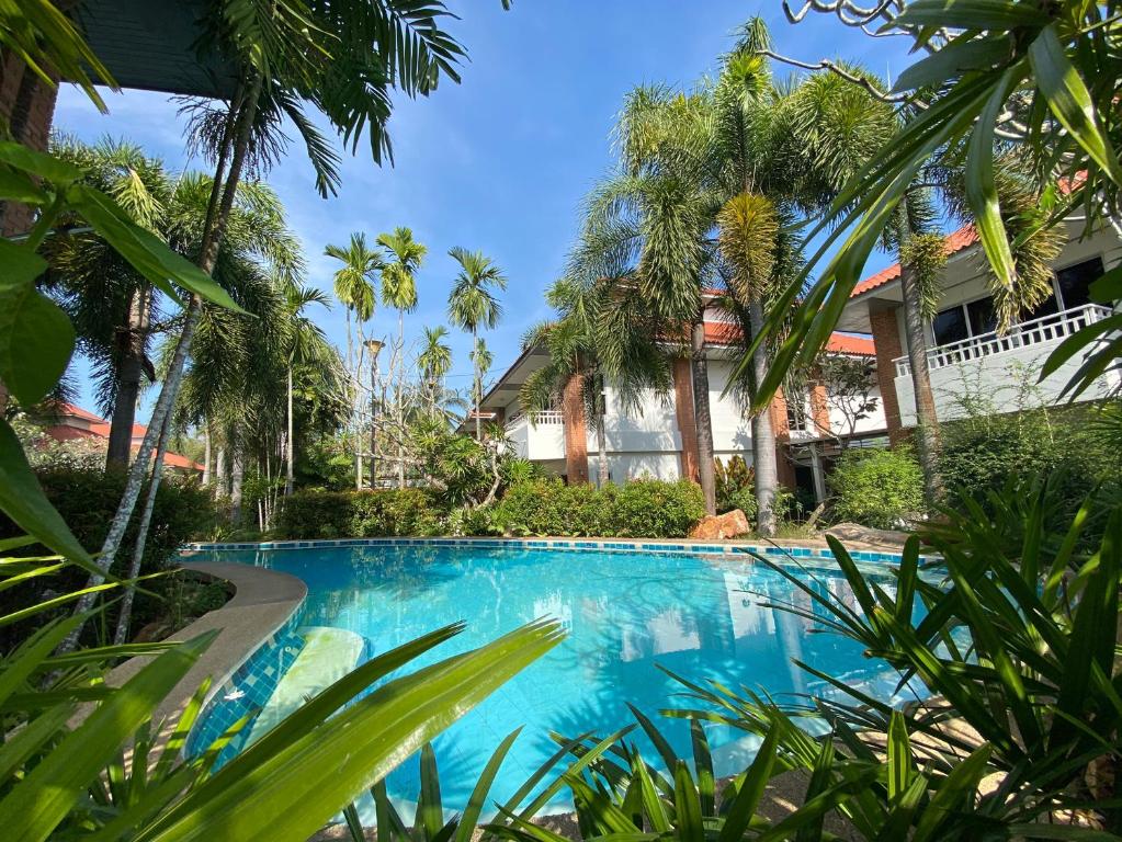 Bazén v ubytování Thara Cholapruek Resort - SHA Extra Plus nebo v jeho okolí