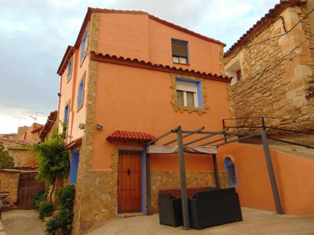 een oranje gebouw met een poort en een deur bij Casa Albana Alacón in Alacón