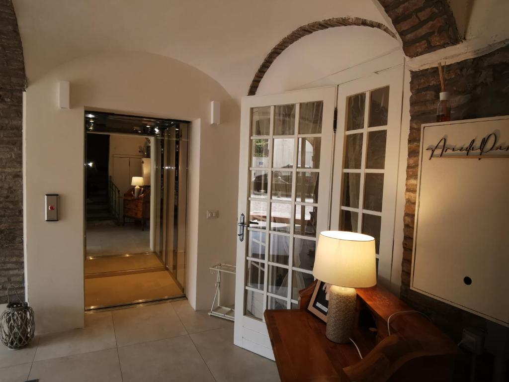 ein Wohnzimmer mit einem Sofa und einer Lampe in der Unterkunft AriediParma Appartamenti in Parma