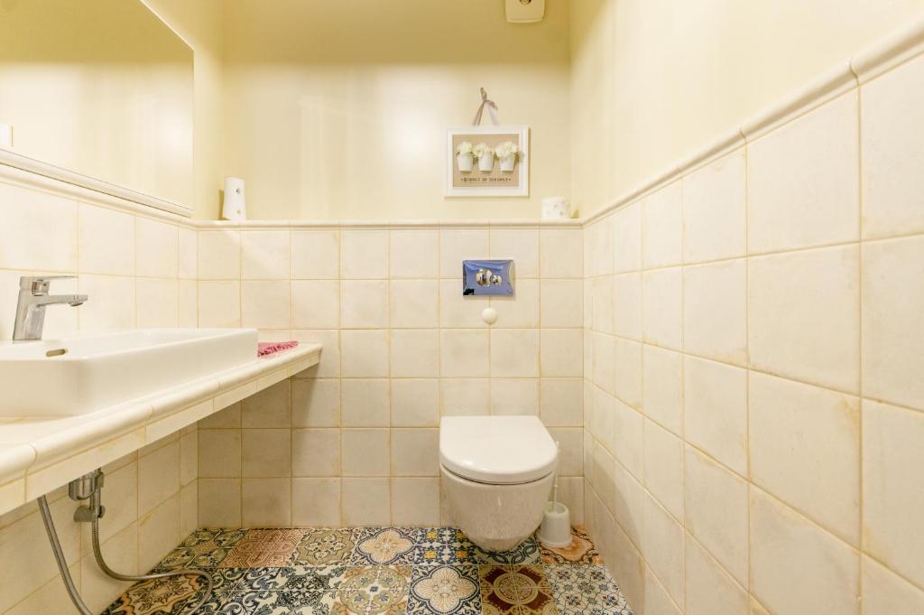 a bathroom with a toilet and a sink at ЖК Прибалтийский силуэт in Zelenogradsk