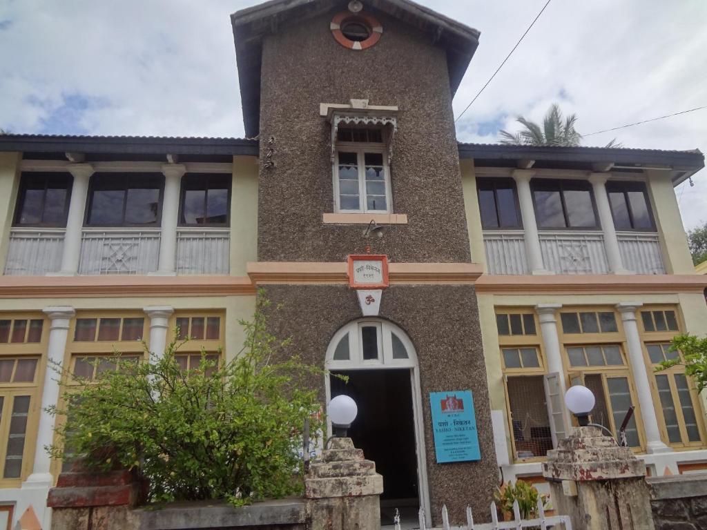 un grande edificio con una grande torre di Hotel Rajmandir a Pune