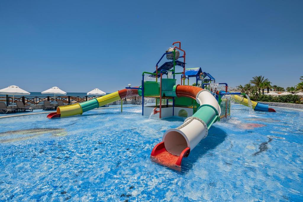 Bazén v ubytování Papillon Belvil Holiday Village nebo v jeho okolí