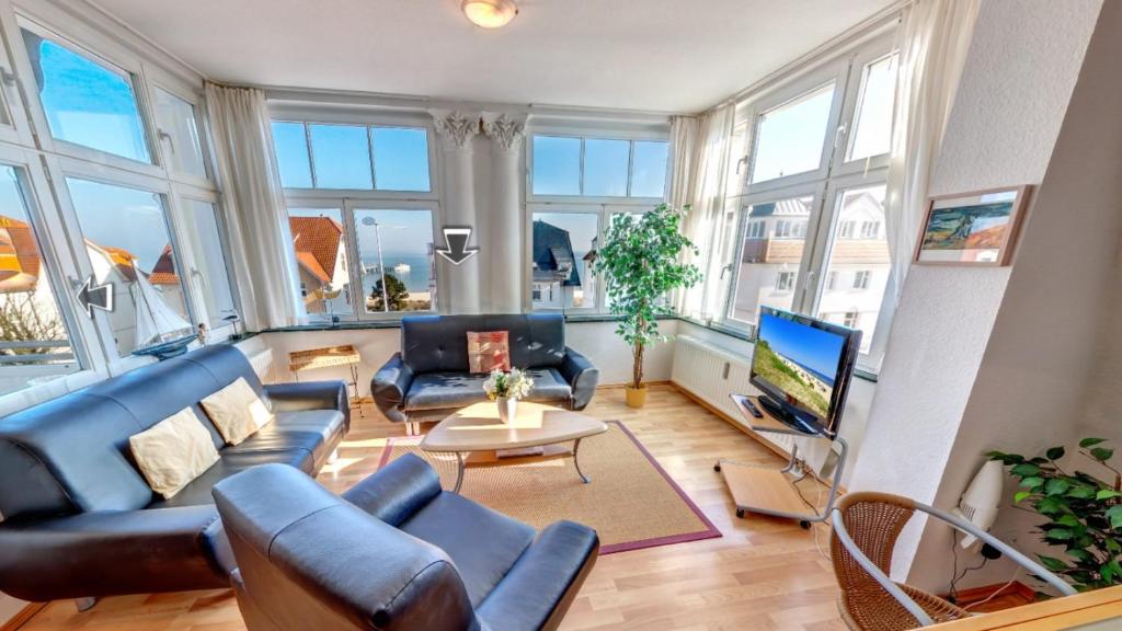 ein Wohnzimmer mit Sofa und Fernseher in der Unterkunft Villa Kurfürst - 100 m zum Strand in Bansin