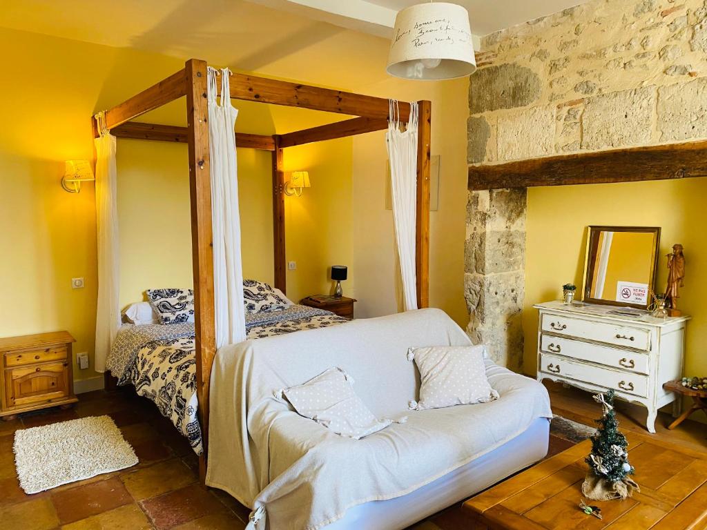A bed or beds in a room at Gîte des Z’As