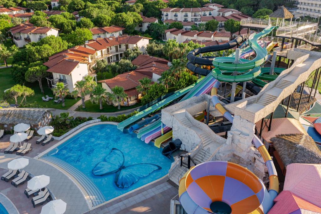 Bazén v ubytování Papillon Belvil Holiday Village nebo v jeho okolí