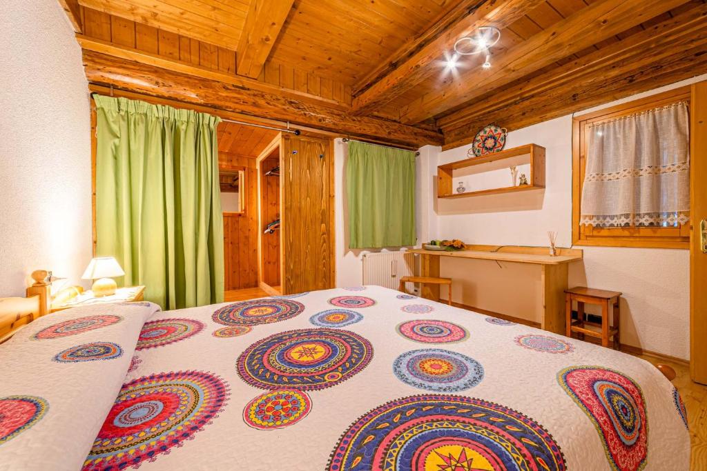 1 dormitorio con 1 cama grande en una habitación en Charming Tabià en Rocca Pietore