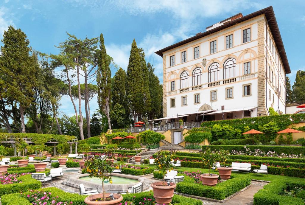 un bâtiment avec un jardin en face d'un bâtiment dans l'établissement Il Salviatino Firenze, à Florence