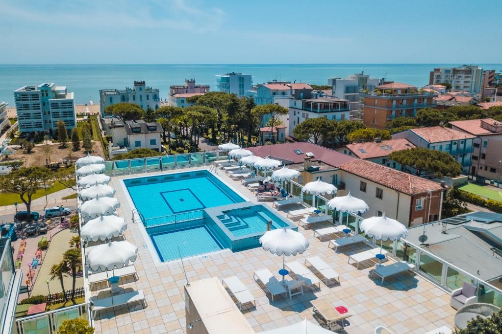 an overhead view of a pool with umbrellas and chairs at Hotel Colombo in Lido di Jesolo