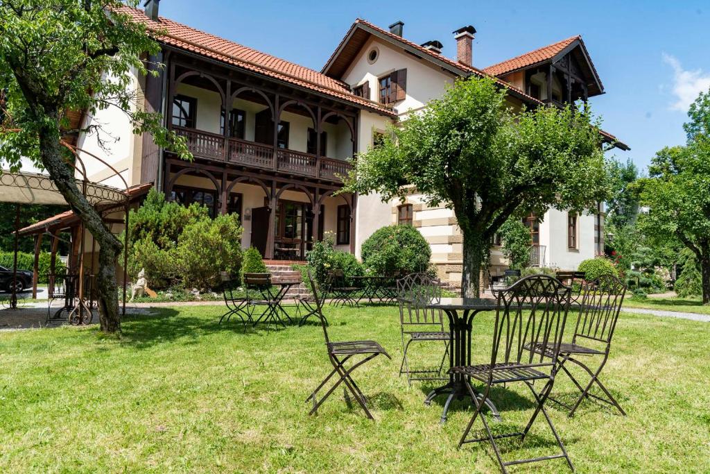 a table and chairs in front of a house at Villa Fantasia Budget Boutique Hotel in Füssen
