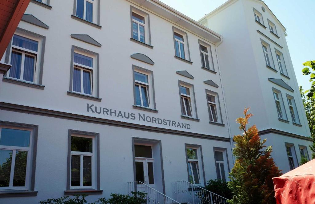 ゲーレンにあるKurhaus Nordstrand Fewo 46003のケーニッヒス北山の白い建物