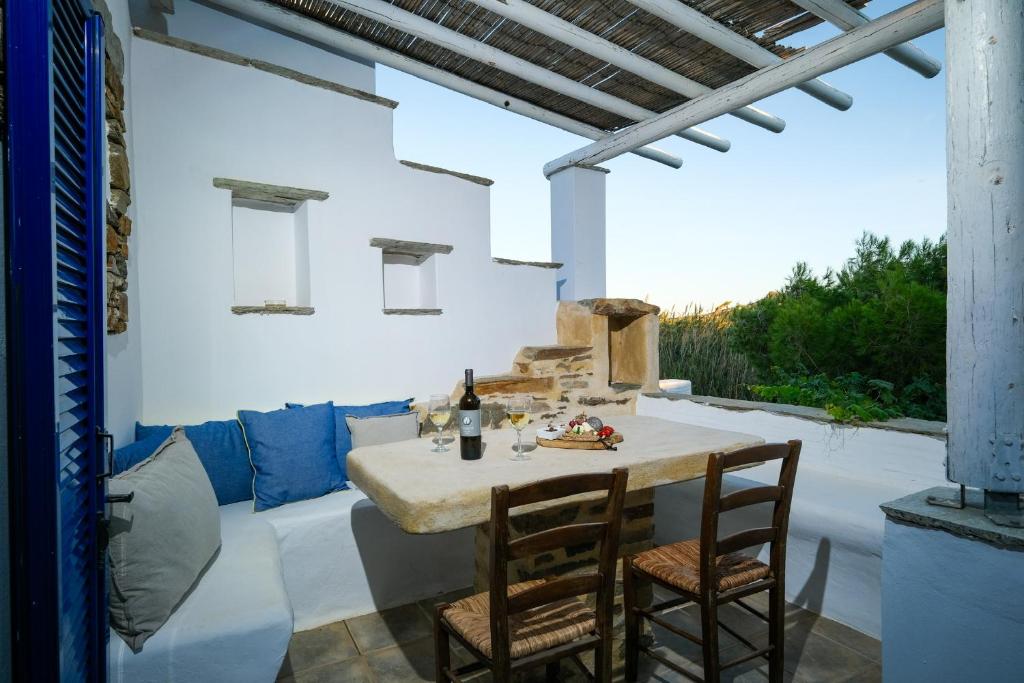 Фотография из галереи Golden Beach Studios & Suites в Тиносе