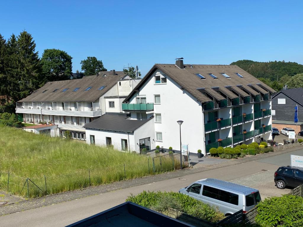 ein Gebäude mit Sonnenkollektoren an der Straßenseite in der Unterkunft Hotel Hesborner Kuckuck in Hallenberg