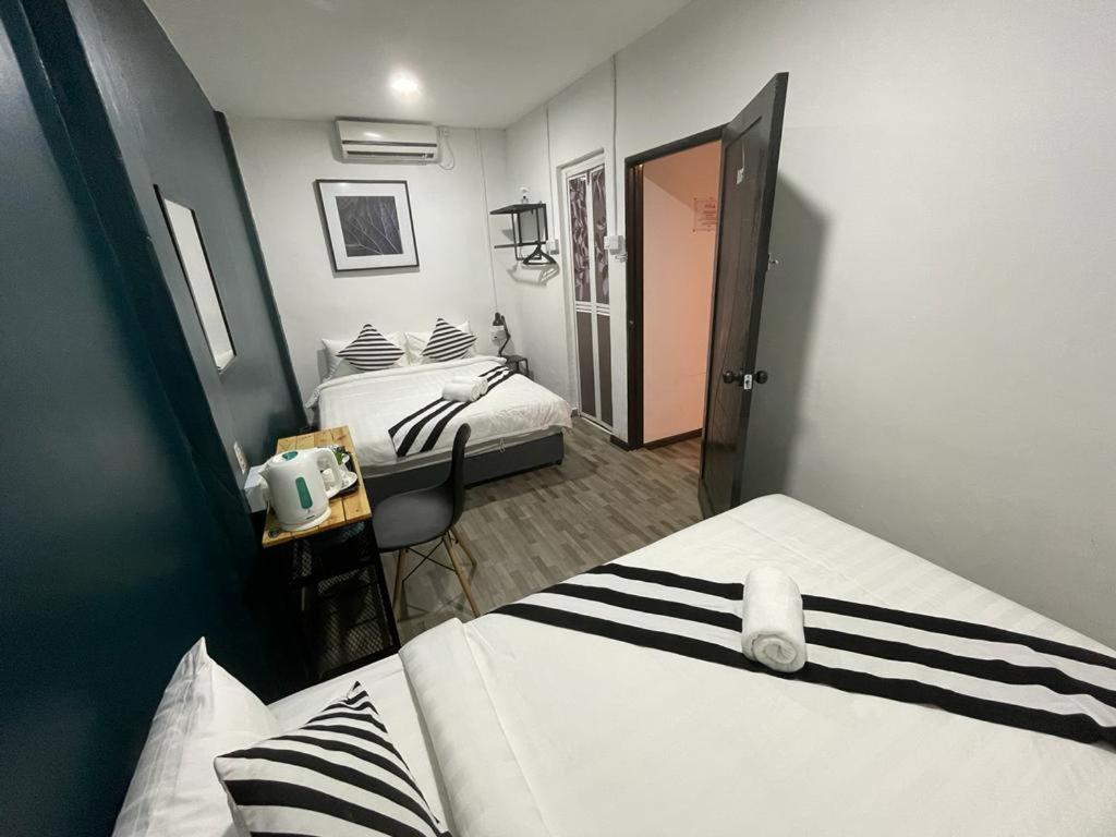 The Sky Inn - Family Room With Bathroom