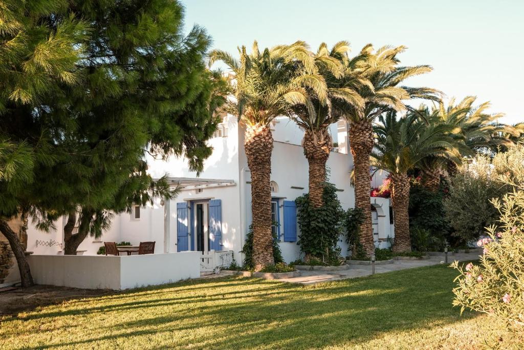Сад в Golden Beach Studios & Suites