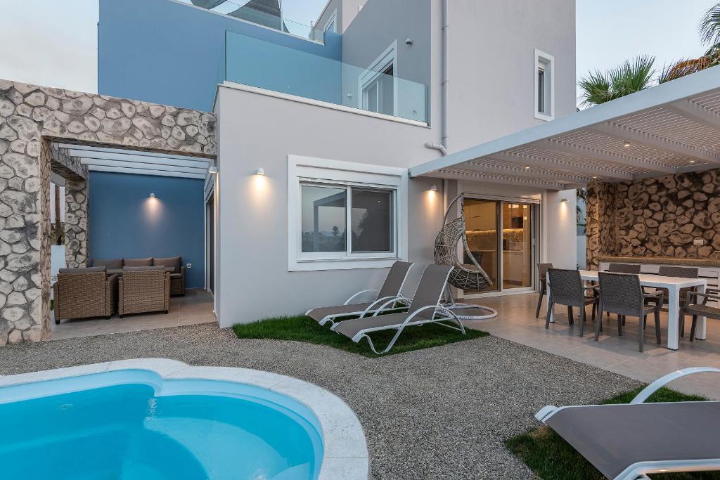 Willa z basenem i patio w obiekcie Tamaris Villa w Mastichárionie