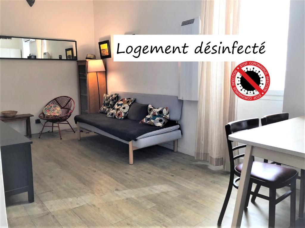 - un salon avec un canapé et une table dans l'établissement Appt 2 chambres au centre ville 3è, à Marseille