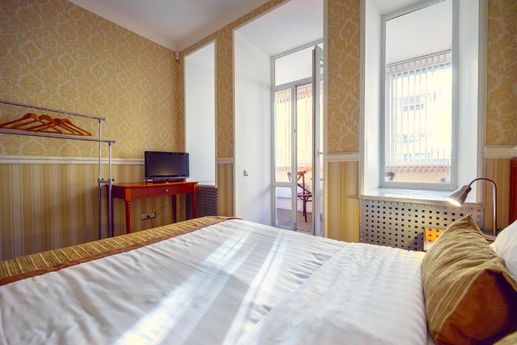 Postel nebo postele na pokoji v ubytování Consul Hotel Консул