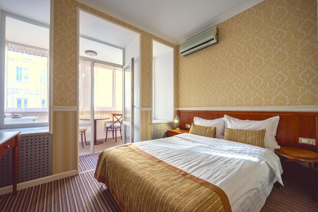 Postel nebo postele na pokoji v ubytování Consul Hotel Консул
