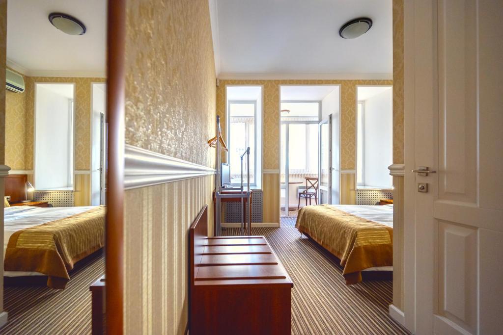 Postel nebo postele na pokoji v ubytování Consul Hotel Консул