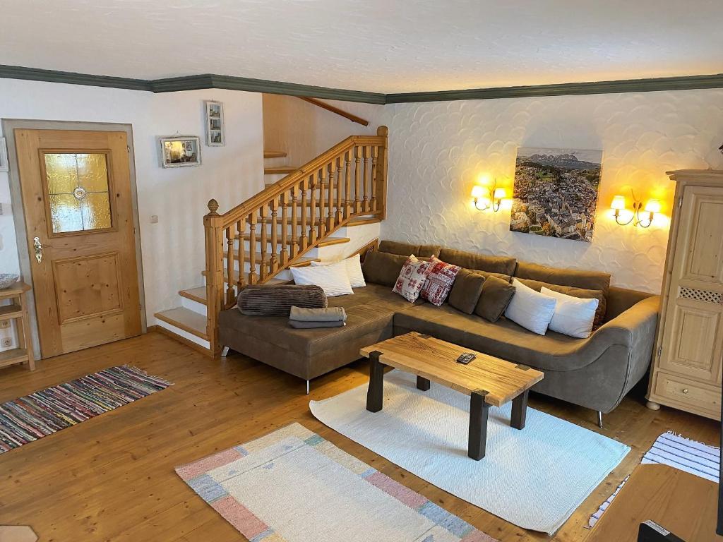 Haus Staudach 1 by Apartment Managers في كتسبويل: غرفة معيشة مع أريكة وطاولة