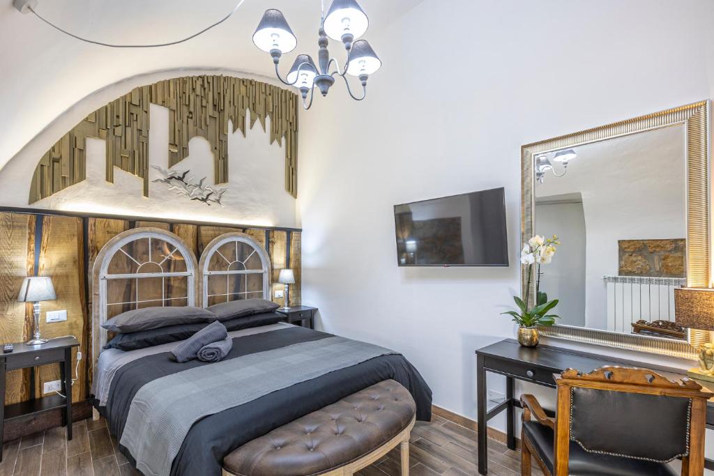 Casa Ginevra في أورفييتو: غرفة نوم بسرير كبير ومرآة
