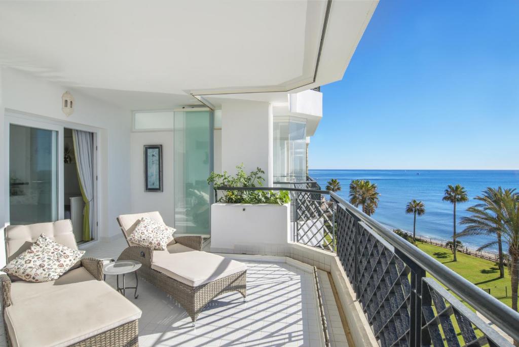 a balcony with chairs and a view of the ocean at Apartamento Mi Capricho in Mijas Costa