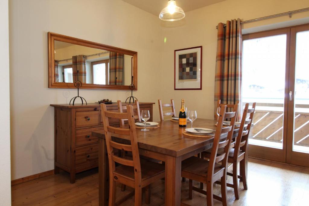 een eetkamer met een tafel met stoelen en een spiegel bij Apartment Kitzbichler by Apartment Managers in Kitzbühel