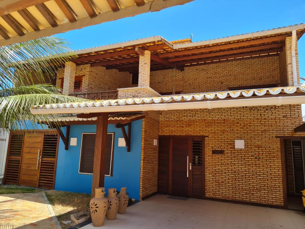 Casa Grande de Férias في أوراو: منزل من الطوب الأزرق مع سقف خشبي
