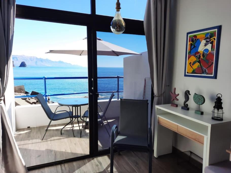 Habitación con mesa, sillas y vistas al océano. en El Roquete, Feel the Sea, en Gáldar