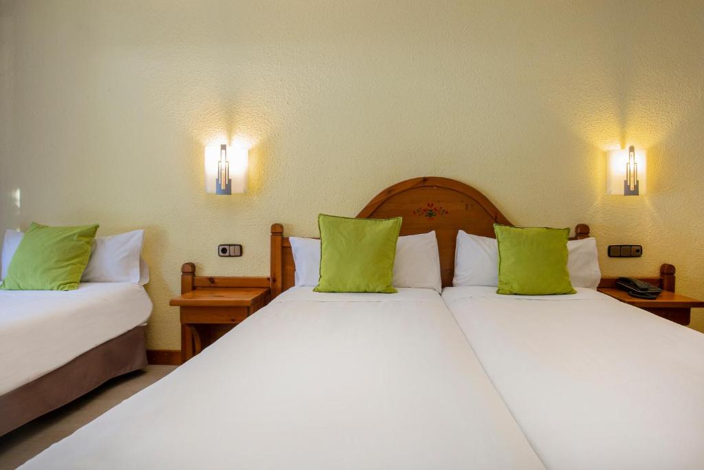 Postel nebo postele na pokoji v ubytování Hotel Sant Gothard