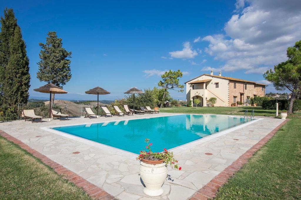 uma piscina em frente a uma casa em Podere Sant'Anna em Montaione