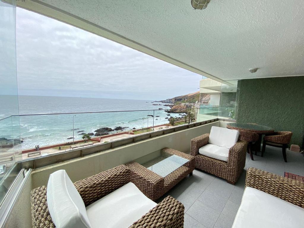 Un balcón con sillas y vistas al océano.  en Insuperable Vista al Mar en Primera Línea, en Viña del Mar