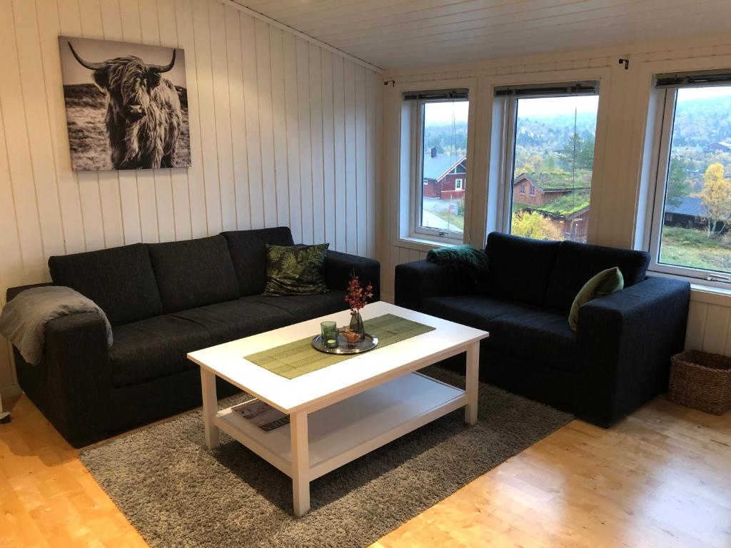 uma sala de estar com dois sofás e uma mesa de centro em Ramsbu Hovden Fjellpark sen utsjekk em Hovden