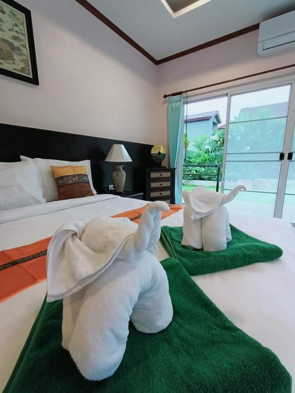 Postel nebo postele na pokoji v ubytování Khaolak Yama Resort - SHA Plus