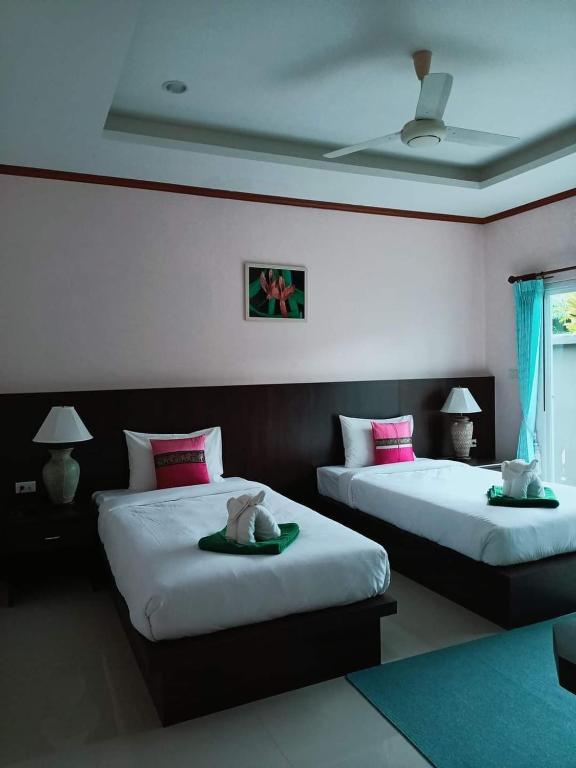 Postel nebo postele na pokoji v ubytování Khaolak Yama Resort - SHA Plus