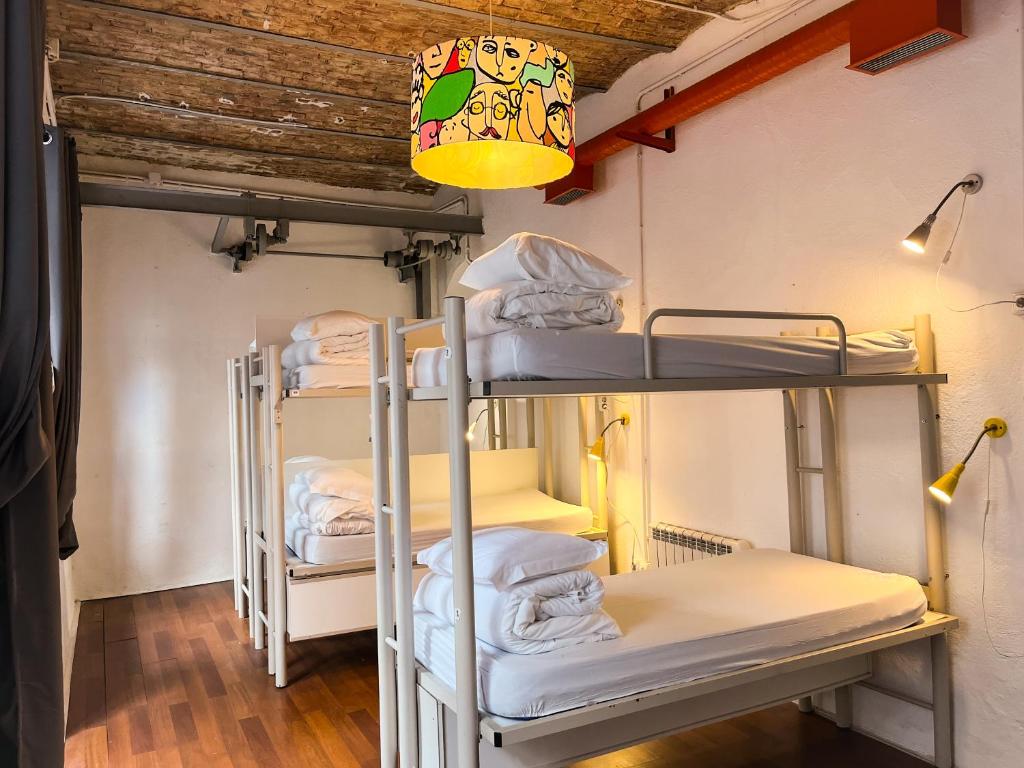 Safestay Lisbon Bairro Alto - 14人混合宿舍带独立卫浴床位