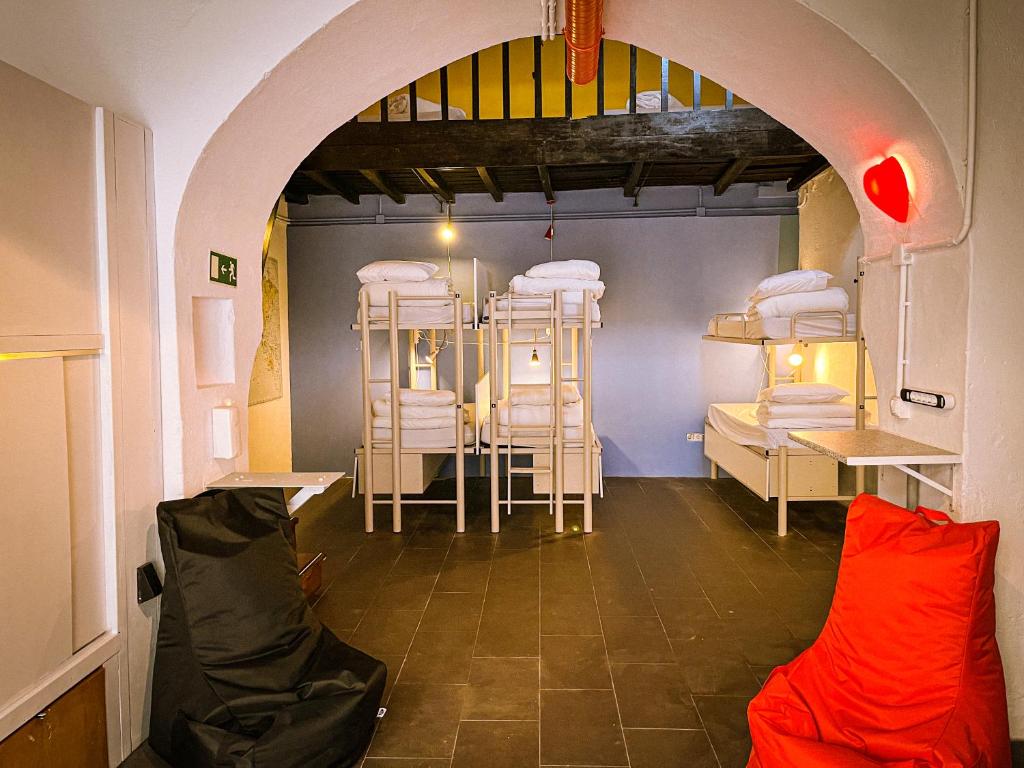 Safestay Lisbon Bairro Alto - 12人宿舍混合房间内的床，带共用浴室
