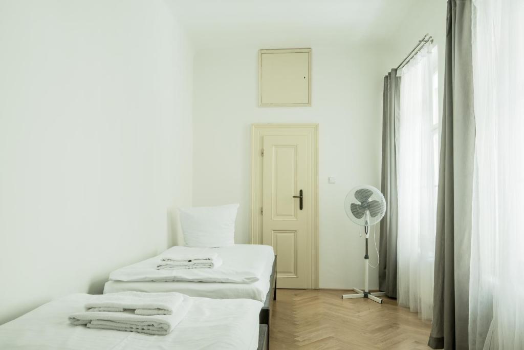 Postel nebo postele na pokoji v ubytování Charles Bridge Hostel & Apartments