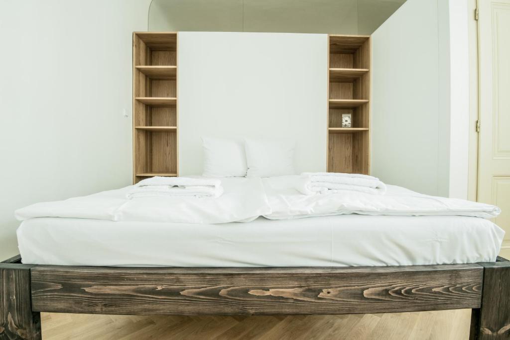 Postel nebo postele na pokoji v ubytování Charles Bridge Hostel & Apartments