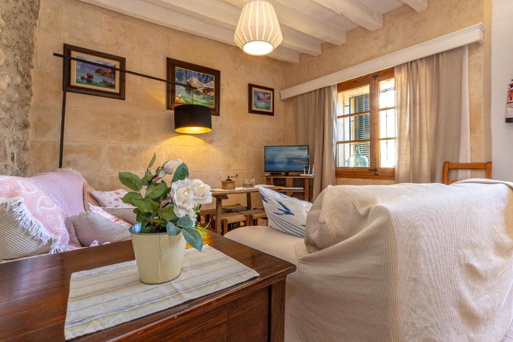 Televízia a/alebo spoločenská miestnosť v ubytovaní Villa Lloquet By homevillas360